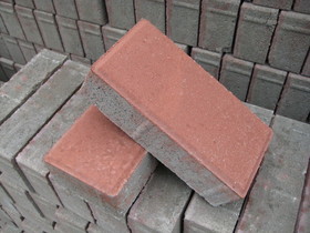 透水磚與實(shí)木地板 建筑裝飾材料的創(chuàng)新與自然之美